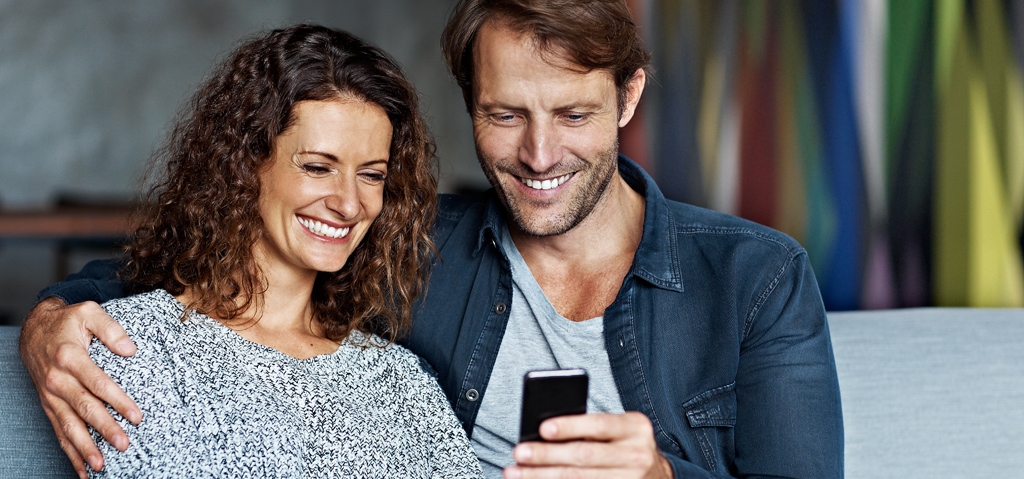 vrouw en man kijken op een notitieblok